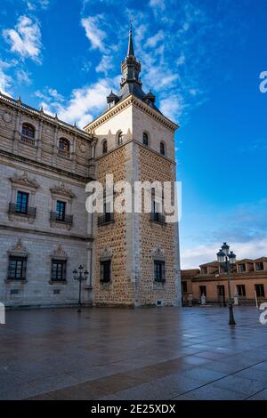 Alcázar de Toledo, una fortificación de piedra situada en la parte más alta de Toledo, España.