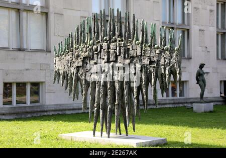 Escultura de Drago Trsar fuera del Museo de Arte moderno En Liubliana Foto de stock