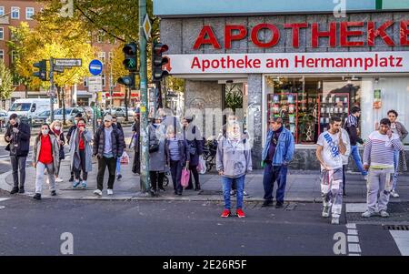 22.10.2020. Straßenszene en Zeiten von Corona. HotSpot Neukölln. Hermannplatz, Neukölln, Berlín, Alemania - no hay versión modelo. Foto de stock