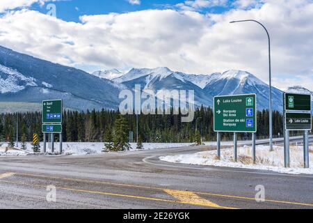 Señal de carretera de Trans-Canada Highway Town de Banff salida. Banff National Park, Canadian Rockies. Foto de stock
