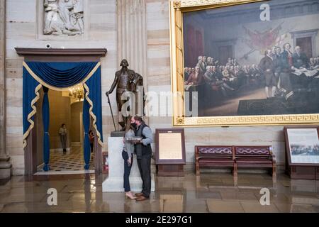 Una pareja comparte un beso en la Rotunda en el Capitolio de los Estados Unidos en Washington, DC, el martes 12 de enero de 2021, casi una semana después de que cientos de manifestantes pro-Trump realizaron una insurrección en el Capitolio de los Estados Unidos. Crédito: Rod Lamkey/CNP | uso en todo el mundo