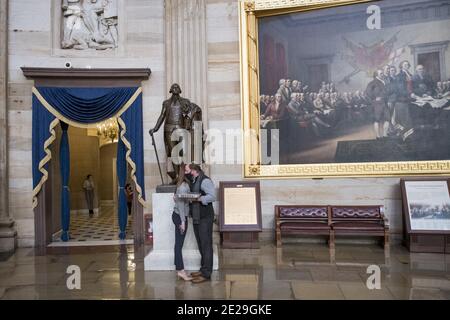 Una pareja comparte un beso en la Rotunda en el Capitolio de los Estados Unidos en Washington, DC, el martes 12 de enero de 2021, casi una semana después de que cientos de manifestantes pro-Trump realizaron una insurrección en el Capitolio de los Estados Unidos. Crédito: Rod Lamkey / CNP