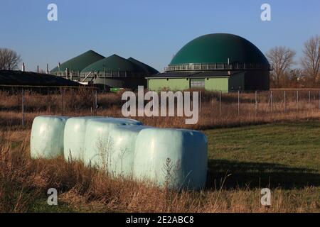 Producción de biogás en Alemania rural / Biogasanlage, Erzeugung von Biogas durch Vergärung von Biomasse, Alemania