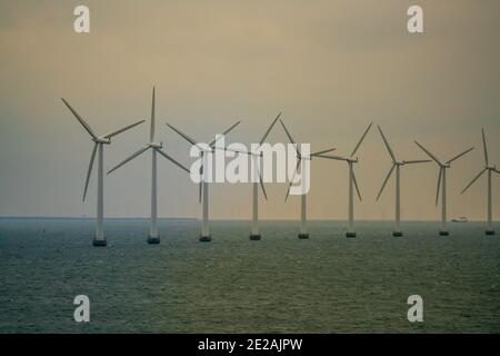 Enormes turbinas eólicas marinas que generan energía limpia y verde a partir de los vientos oceánicos. Foto de stock