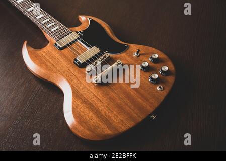 Guitarra eléctrica Gibson SG sobre fondo de madera Foto de stock