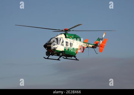 MBB BK 117 helicóptero de la policía alemana de Renania del Norte-Westfalia con registro D-HNWO en patrulla. Foto de stock