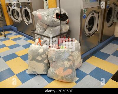 Máquinas de lavar ropa en una lavandería en Nueva York el viernes, 8 de  septiembre de 2017. (© Richard b. Levine Fotografía de stock - Alamy