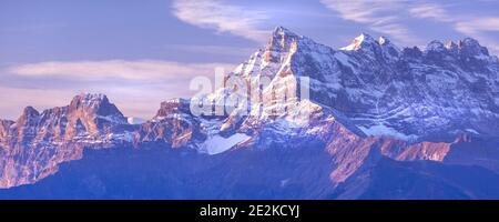 Sinrise o puesta de sol vista panorámica de la bandera de los Dents du Midi en los Alpes suizos, cantón Vaud, Suiza