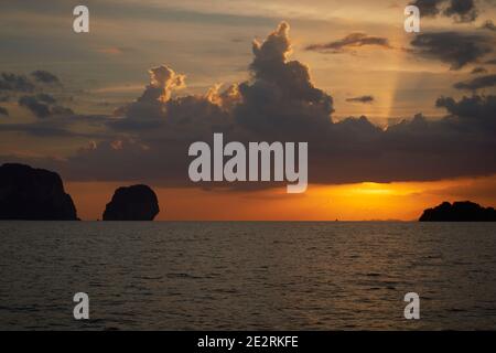 Increíble puesta de sol sobre el mar de Andaman en la costa oeste De Tailandia Foto de stock