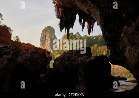 Los acantilados de piedra caliza en la playa de Phra Nang, Krabi, Tailandia Foto de stock
