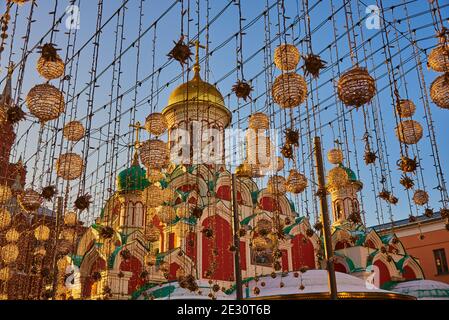 Rusia, Moscú, diciembre de 2020. Vista de la Iglesia Kazán desde la calle Nikolskaya a través de las guirnaldas festivas.