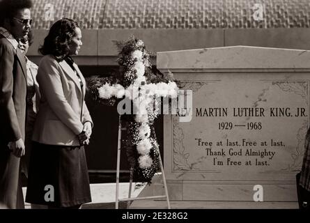 Coretta Scott King, viuda del asesinado líder de derechos civiles Dr. Martin Luther King, Jr., en la tumba de su marido en el King Center en Atlanta, GA. Foto de stock