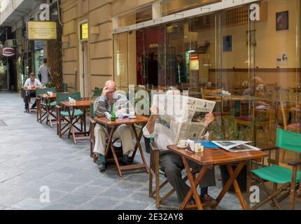 Gente con café matutino y periódico Recoleta, Buenos Aires, Argentina