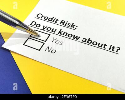 Una persona está respondiendo a una pregunta sobre el riesgo de crédito.
