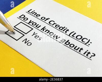 Una persona está respondiendo a la pregunta sobre la línea de crédito.