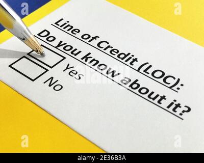 Una persona está respondiendo a la pregunta sobre la línea de crédito.
