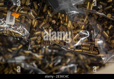 Cartuchos de pistola de latón vacíos, munición a granel en exhibición en una tienda de armas, escasez de municiones en California