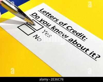 Una persona está respondiendo a preguntas sobre cartas de crédito.