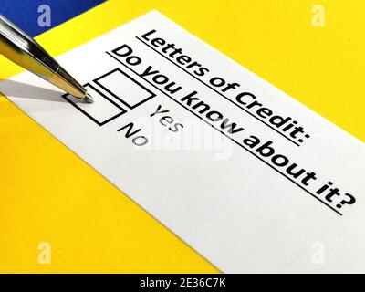 Una persona está respondiendo a preguntas sobre cartas de crédito.