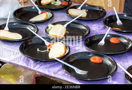 Platos Desechables y horquillas con pan y ketchup Fotografía de stock -  Alamy