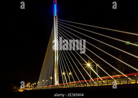 puente moderno de acero contra el cielo nocturno. Patrón abstracto por cable de puente, fragmento de un cable moderno se quedó puente sobre el fondo del cielo oscuro