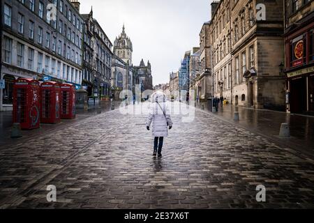 Edimburgo, Escocia, Reino Unido. 17 de enero de 2021. El primer domingo después de que las reglas nacionales de bloqueo en Escocia las calles de la ciudad vieja en Edinb Foto de stock