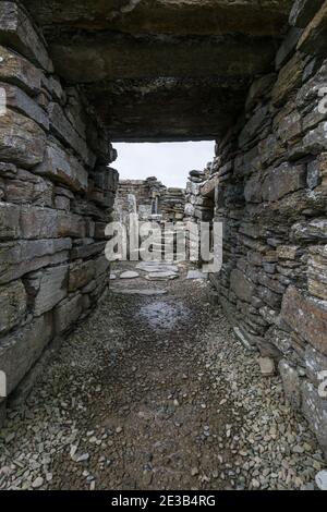 Vista de la entrada de piedra en el edificio principal del Broch of Gurness, un pueblo de broch de la Edad de Hierro en la costa noreste de Orkney, Escocia Foto de stock