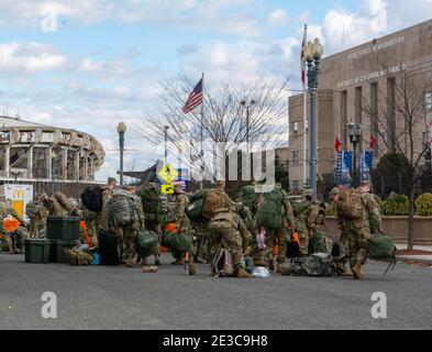 Washington, DC, Washington D.C., EE.UU. 17 de enero de 2021. Los miembros de la Guardia Nacional se encuentran en el arsenal de D.C., antes de la inauguración presidencial de Joseph R. Biden, 17 de enero de 2021. Crédito: Dominic Gwinn/ZUMA Wire/Alamy Live News