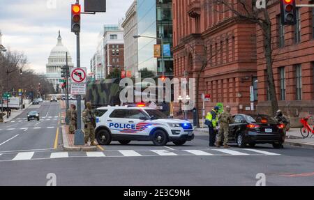 Washington, DC, Washington D.C., EE.UU. 17 de enero de 2021. La policía armada del D.C. y los miembros de la Guardia Nacional detienen a los conductores en un puesto de control de seguridad cerca del Capitolio de los Estados Unidos. Crédito: Dominic Gwinn/ZUMA Wire/Alamy Live News