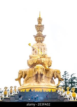 Buda de Oro en la cima del Monte Emei, Emeishan, Sichuan, China Foto de stock