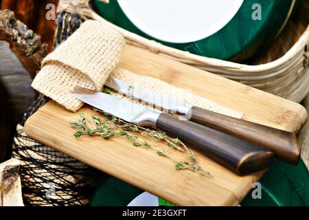 https://l450v.alamy.com/450ves/2e3gxft/cuchillos-de-cocina-en-una-tabla-de-cortar-2e3gxft.jpg