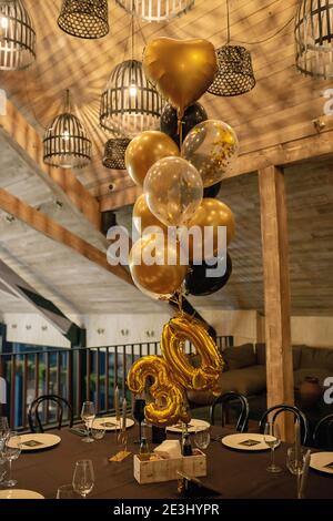Los globos de oro para la celebración del 30 cumpleaños de fondo de pared  amarilla Fotografía de stock - Alamy