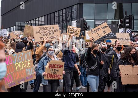 Plymouth, Reino Unido. 7 de junio de 2020. Alrededor de 1000 personas se unieron en la protesta Black Lives Matter. Comenzó desde el Parque Jigsaw a la comisaría de policía de Charles Cross Foto de stock