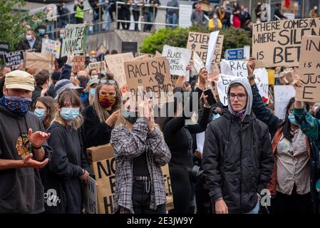Plymouth, Reino Unido. 7 de junio de 2020. Alrededor de 1000 personas se unieron en la protesta Black Lives Matter. Comenzó desde el Parque Jigsaw a la comisaría de policía de Charles Cross Foto de stock