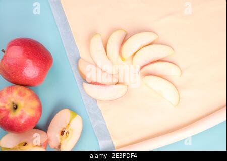 Tarta de manzana, manzanas peladas y tarta de manzana, manzanas peladas y masa de tarta. Postre tradicional de manzana. Foto de alta calidad Foto de stock