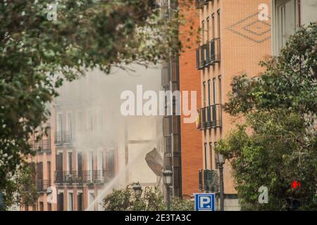 Una fuerte explosión ha destruido parcialmente un edificio situado en el centro de Madrid a las tres de la tarde de este miércoles, causando al menos tres Foto de stock