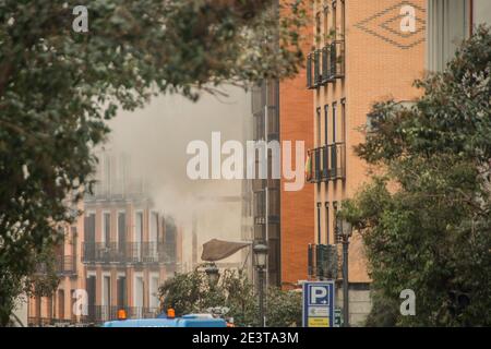 Una fuerte explosión ha destruido parcialmente un edificio situado en el centro de Madrid a las tres de la tarde de este miércoles, causando al menos tres Foto de stock