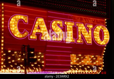 Cartel del casino en luz de neón en Fremont Street en el centro de las Vegas, NV
