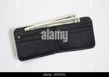 Nueva cartera de cuero con nosotros dólares sobre fondo blanco