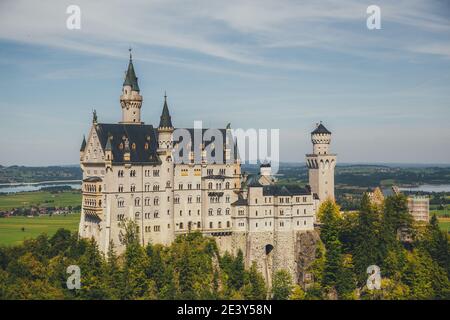 Hermosas vistas del famoso castillo de Neuschwanstein, el siglo XIX Renacimiento románico Palacio construido por el rey Ludwig II, con paisajes de montaña landsc Foto de stock