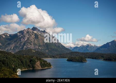 Vista del paisaje de Bariloche, Argentina, sobre el lago Nahuel Huapi Foto de stock