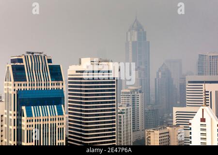 Neblina y contaminación en el centro de Bangkok, Tailandia Foto de stock