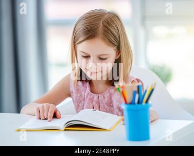 Niña Con Útiles Escolares, Libros, Dibujo Y Herramientas De Pintura Y  Materiales. Feliz De Nuevo A Los Estudiantes De La Escuela. Arte Y  Manualidades Para Niños. Niño Que Aprende Colores Del Arco