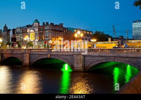 Puente sobre un río, o'Connell Bridge, Liffey River, Dublín, Leinster Province, República de Irlanda Foto de stock