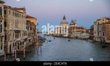 Venecia durante Corona Times sin turistas, vista sobre el Gran Canal a Santa Maria della Salute