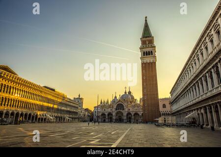 Venecia durante Corona Times sin turistas, vista sobre la Plaza de San Marcos a San Marco y el Campagnile