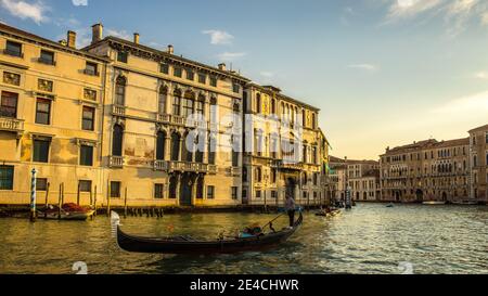 Venecia durante Corona Times sin turistas, el Gran Canal vacío