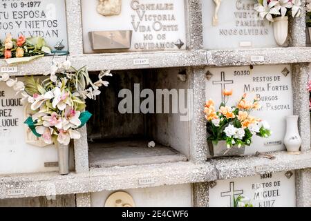 Málaga, España - 24 de febrero de 2018 Vista del famoso Cementerio del Parque de Málaga con tumbas y criptas, decorado con ramos de flores Foto de stock