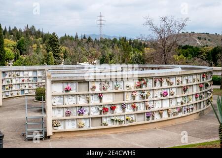 Málaga, España - 24 de febrero de 2018 Vista del famoso Cementerio del Parque de Málaga con tumbas y criptas, decorado con ramos de flores Foto de stock