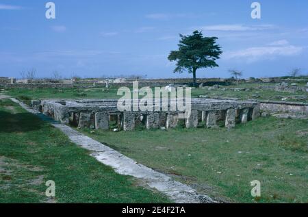 Las ruinas de Paestum - griego mayor, entonces ciudad romana en Campania, Italia. Análisis de archivo de una diapositiva. Abril de 1970.